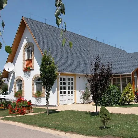 Bed & Breakfast Kaboka Lovastanya Panzio *