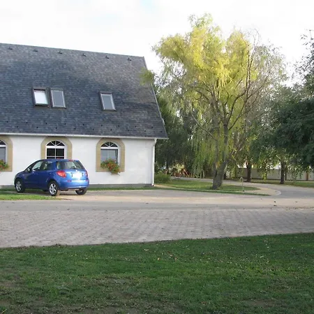 Bed & Breakfast Kaboka Lovastanya Panzio