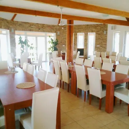 Kaboka Lovastanya Panzio Bed & Breakfast Enying
